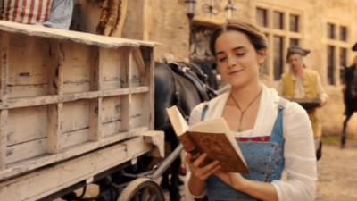 Emma Watson cache des tomes de The Handmaid&rsquo;s Tale dans Paris !