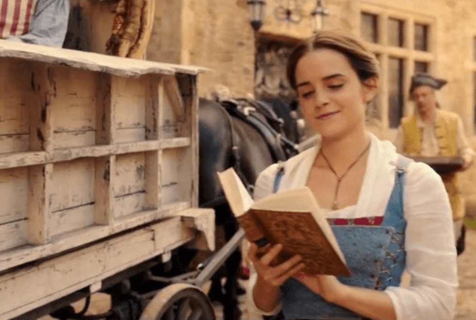 Emma Watson cache des tomes de The Handmaid’s Tale dans Paris !