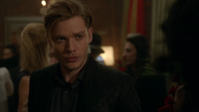 Shadowhunters : Dominic Sherwood (Jace) tease l&rsquo;arrivée de Sarah Hyland