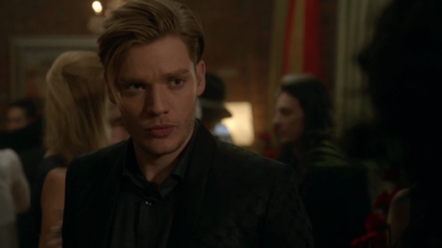 Shadowhunters : Dominic Sherwood (Jace) tease l'arrivée de Sarah Hyland