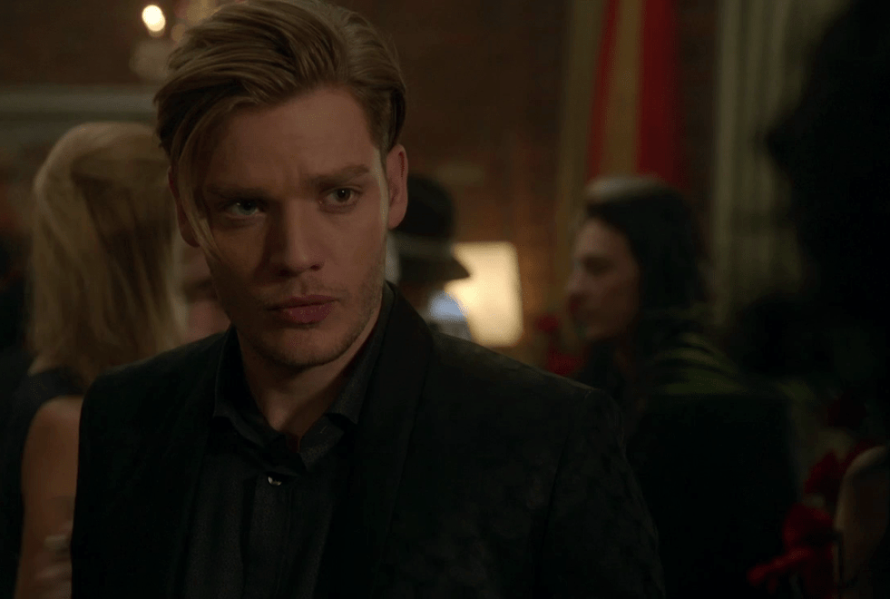Shadowhunters : Dominic Sherwood (Jace) tease l’arrivée de Sarah Hyland