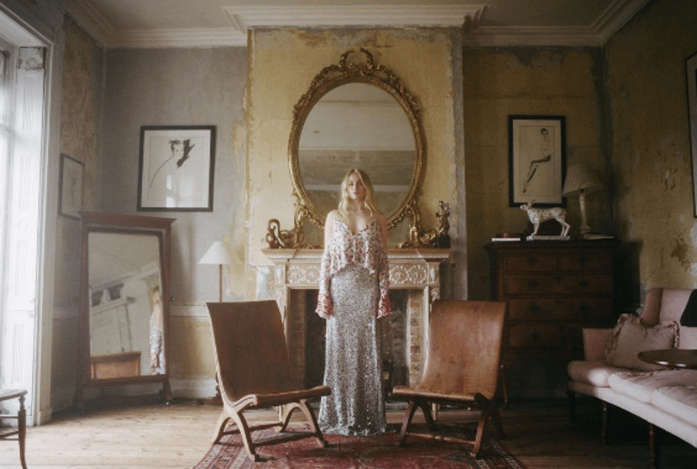 Sophie Turner passe derrière l’objectif de Cole Sprouse pour un (sublime) shooting
