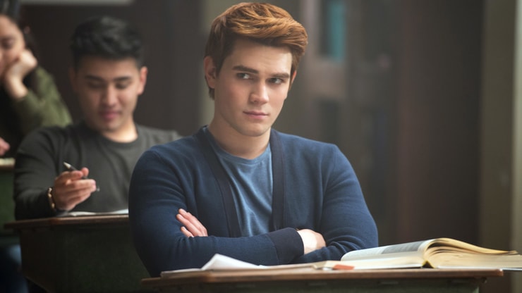 Cadeau : KJ Apa vous offre une petite visite privée du lycée de Riverdale !