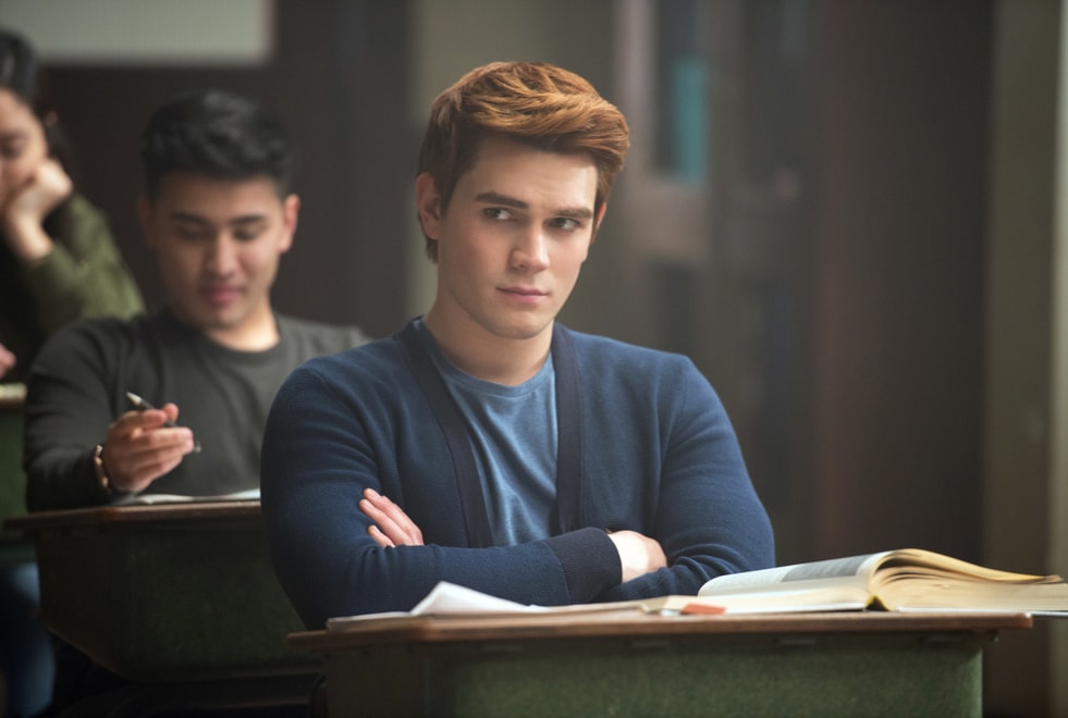 Cadeau : KJ Apa vous offre une petite visite privée du lycée de Riverdale !