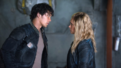 The 100 saison 5 : "la relation entre Bellamy et Clarke va changer"