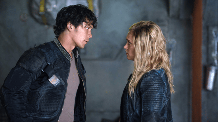 The 100 saison 5 : "la relation entre Bellamy et Clarke va changer"