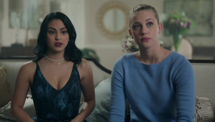 Riverdale : Lili Reinhart tease un gros fight entre Betty et Veronica