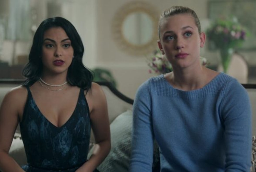 Riverdale : Lili Reinhart tease un gros fight entre Betty et Veronica