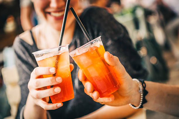 Dans un bar à cocktails