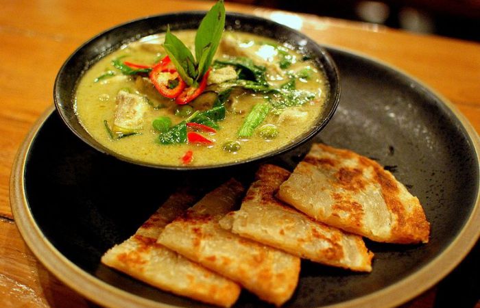 Un plat épicé au curry vert