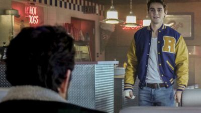 Riverdale : Archie tente de sauver son père dans cette nouvelle photo promo