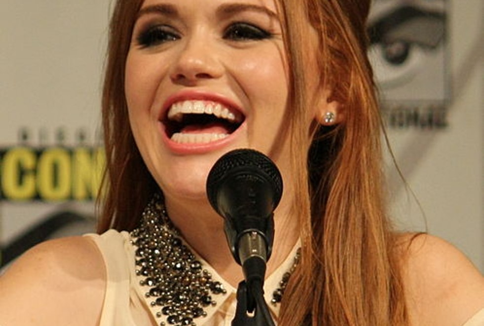 Holland Roden (Teen Wolf) dans la saison 3 de MacGyver, découvrez les photos