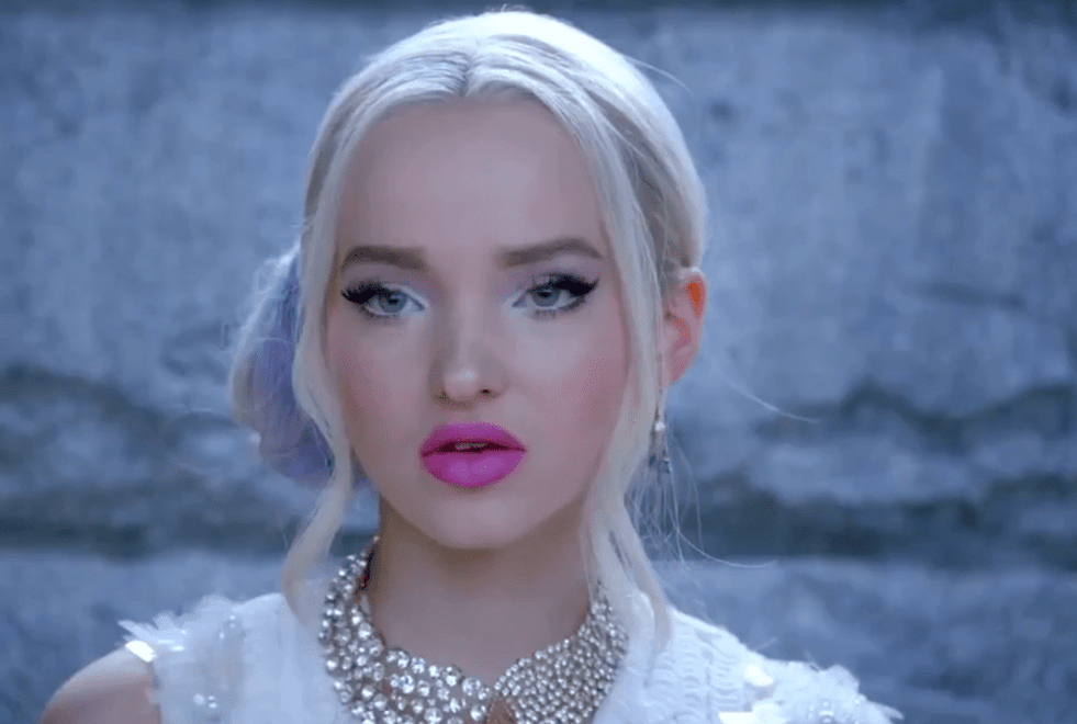 Riverdale : Dove Cameron vient-elle de confirmer son rôle de Sabrina l’apprentie sorcière ?
