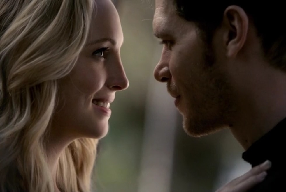 The Originals : Julie Plec tease la relation « électrique » de Klaus et Caroline
