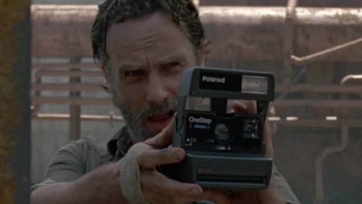 The Walking Dead saison 8 : pourquoi Rick prend des polaroïds ? On a la réponse