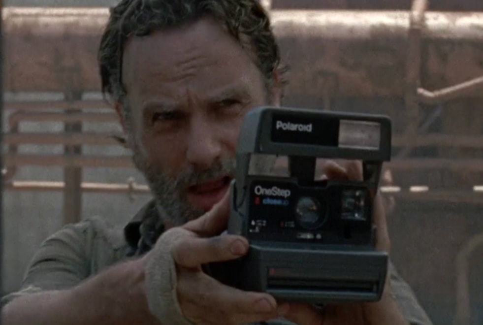 The Walking Dead saison 8 : pourquoi Rick prend des polaroïds ? On a la réponse