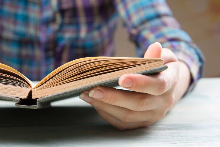 Lire un livre tranquillement