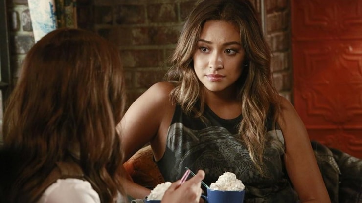 The Perfectionists : Shay Mitchell va-t-elle reprendre son rôle dans le spin-off PLL ?