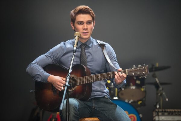 170406-riverdale-archie-guitar-min