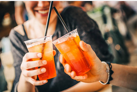 Dans un bar à cocktails