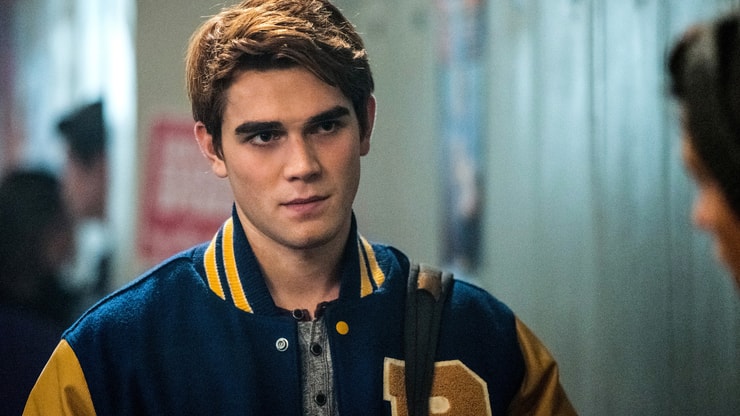 Riverdale : KJ Apa balance sa folle théorie sur le Black Hood