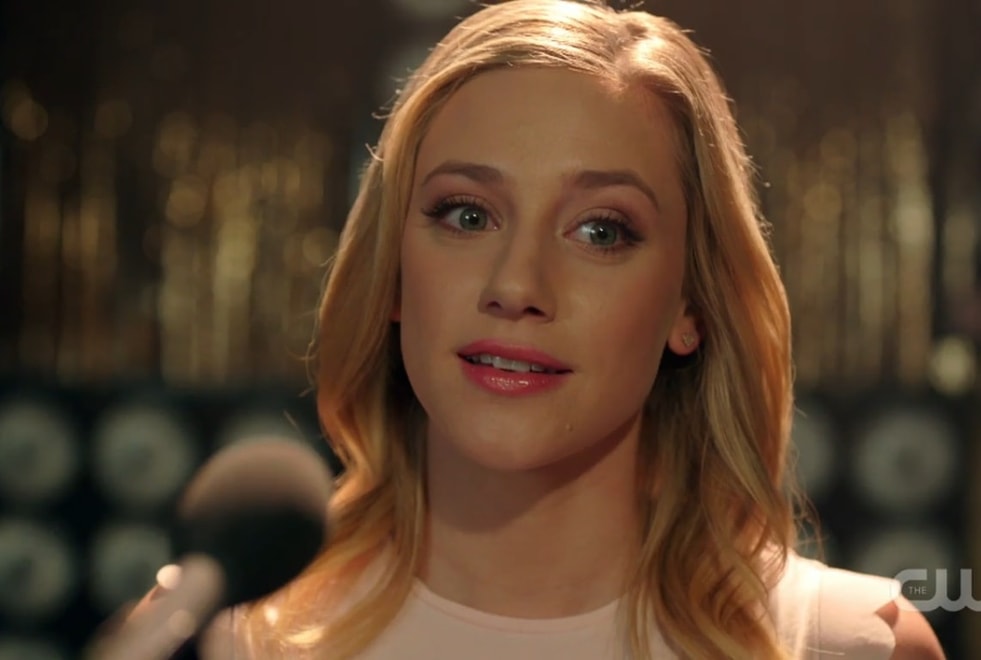 Riverdale : SPOILER est-il vraiment le tueur à la cagoule ? Lili Reinhart répond