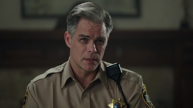 Riverdale : le shérif Keller enlève le haut... et les fans deviennent dingues sur Twitter !