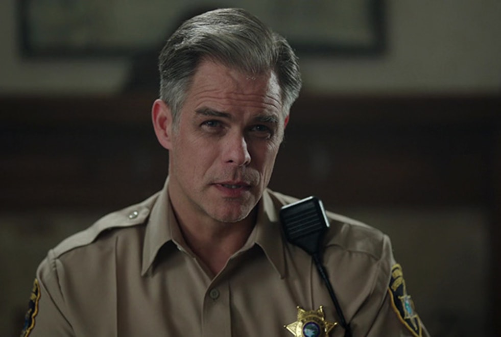 Riverdale : le shérif Keller enlève le haut… et les fans deviennent dingues sur Twitter !