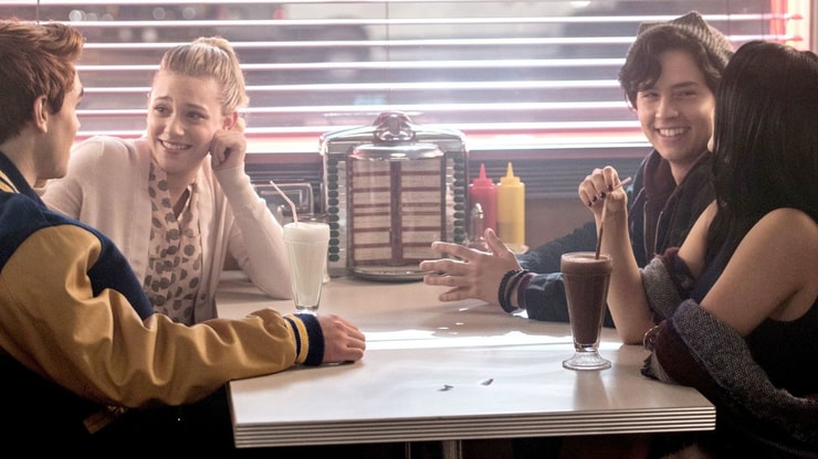 Lili Reinhart aimerait que Riverdale soit moins centrée sur les 4 héros