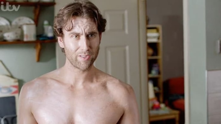 Neville Londubat (Harry Potter) fait une apparition sexy dans sa nouvelle série... et Twitter s'enflamme