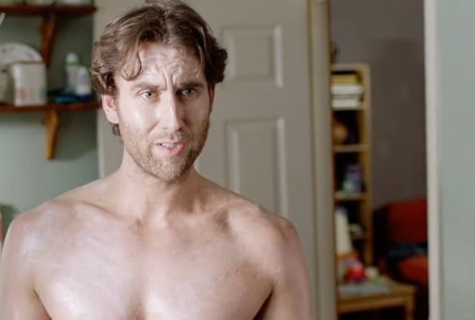 Neville Londubat (Harry Potter) fait une apparition sexy dans sa nouvelle série… et Twitter s’enflamme