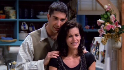 Friends : pourquoi cette théorie sur Monica et Ross bouleverse les fans