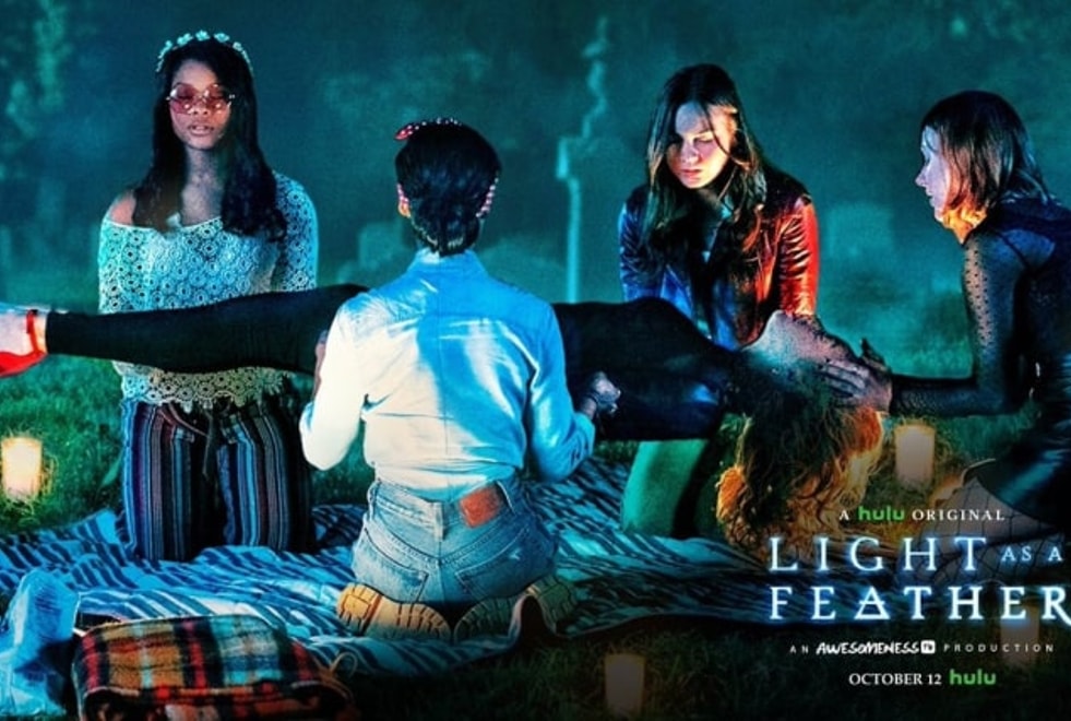 Light as a Feather : la nouvelle série de Dylan Sprayberry (Teen Wolf) se dévoile en photos