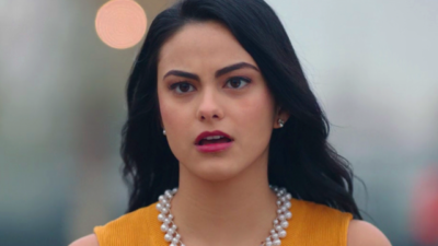 Camila Mendes répond aux critiques sur sa relation avec Charles Melton