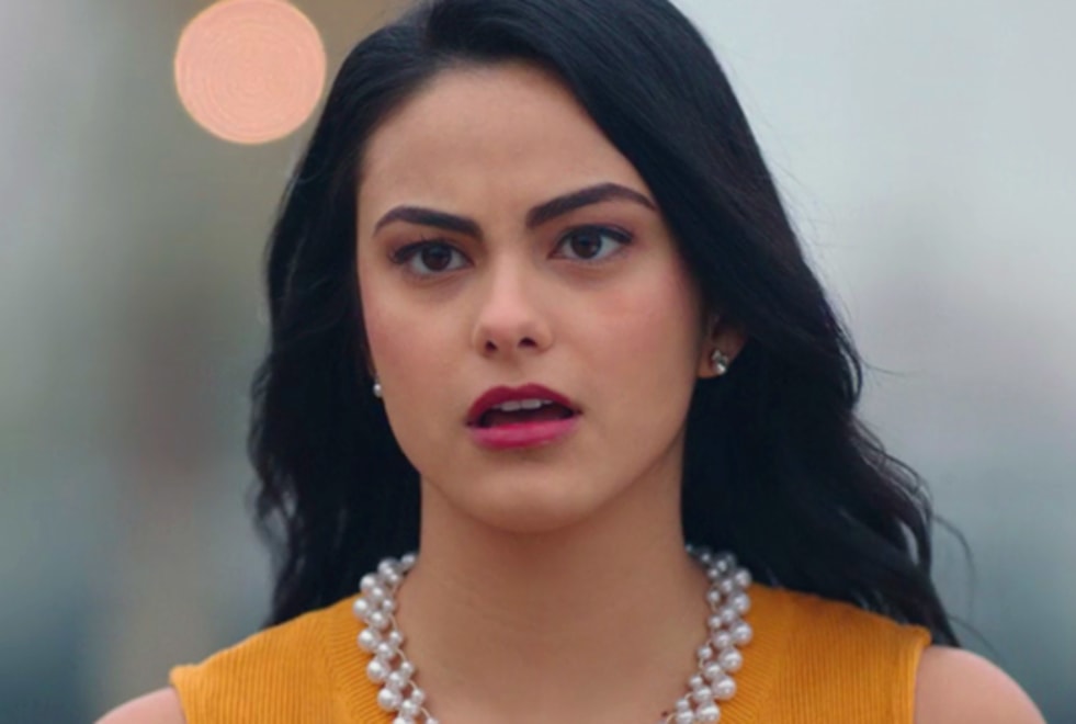 Camila Mendes répond aux critiques sur sa relation avec Charles Melton