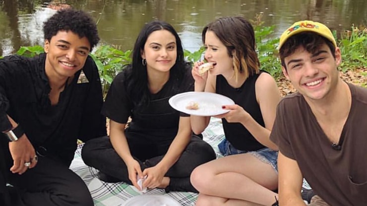 The Stand-In : Noah Centineo et Camila Mendes réunis sur des photos de tournage