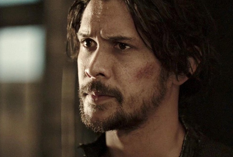 The 100 : à qui Bellamy pense TOUT LE TEMPS pendant les 6 ans dans l’espace ?
