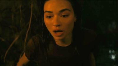 Crystal Reed (Teen Wolf) en danger dans le trailer énigmatique de Swamp Thing