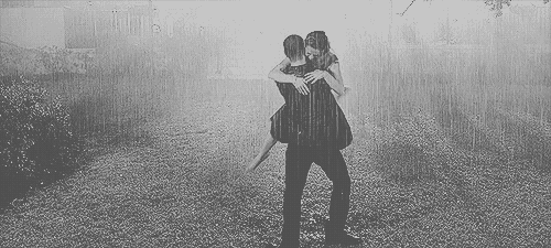 Le baiser passionné sous la pluie