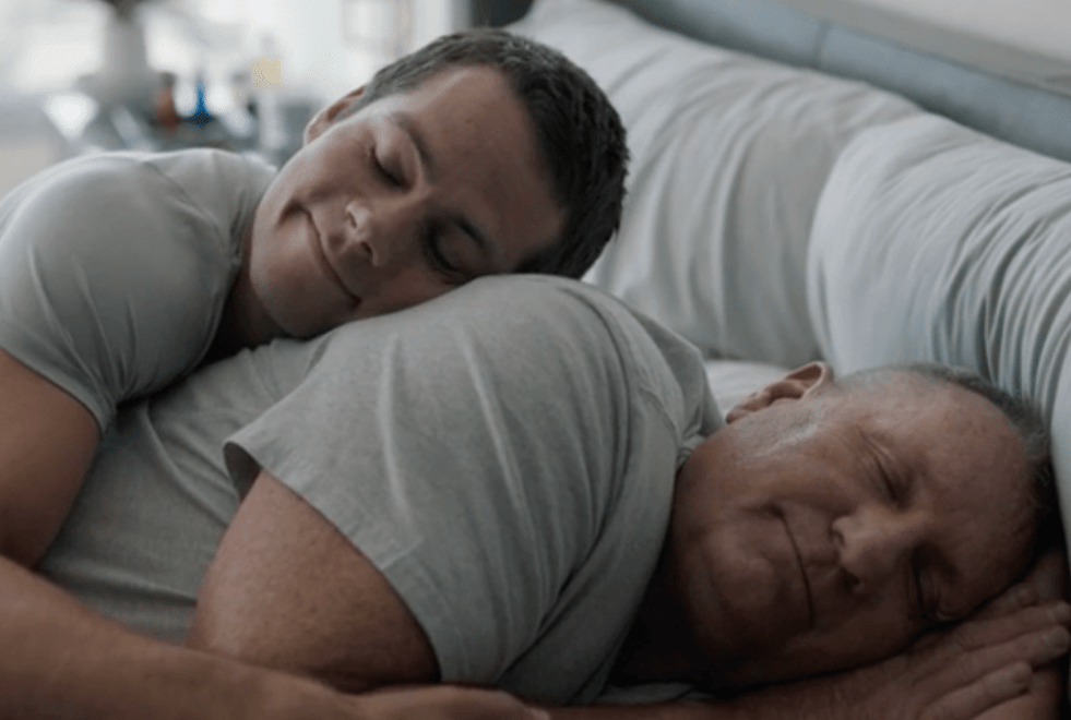 Ed O’Neill raconte son incroyable baiser avec Dylan O’Brien pour Weird City