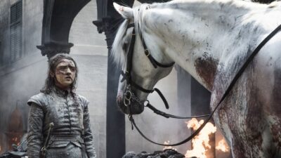 Yeux verts, cheval blanc&#8230; Arya va-t-elle tuer Daenerys dans Game of Thrones ?