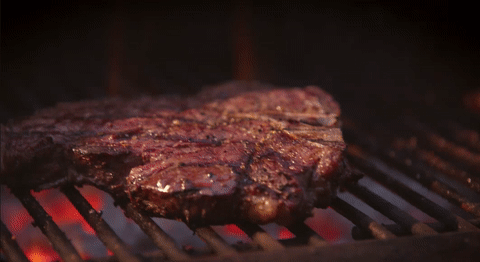 Avec la viande bien cuite