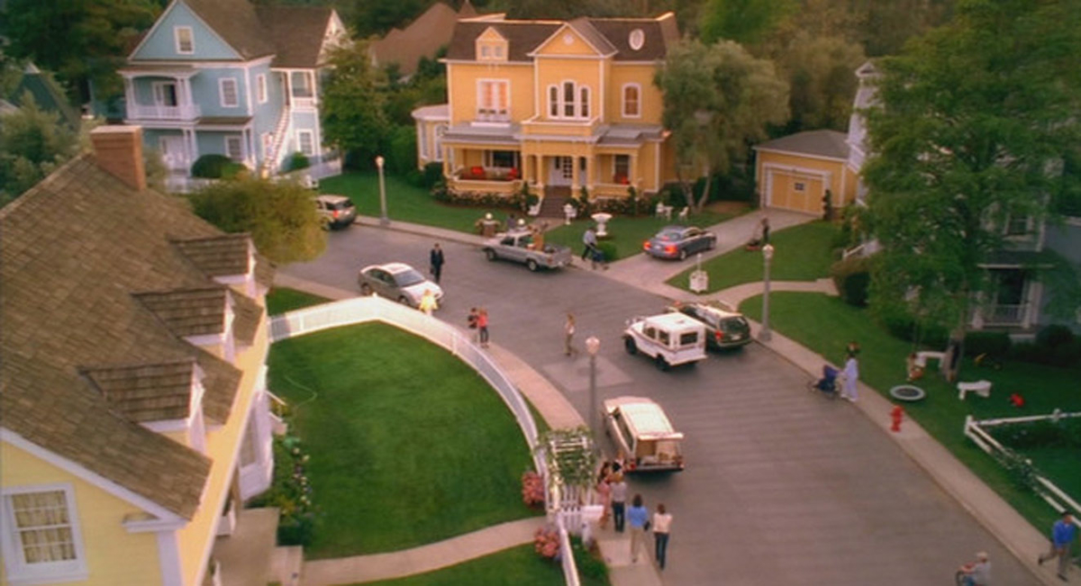 Desperate Housewives : la marque Moschino fait son défilé de mode à Wisteria Lane