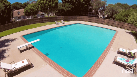 Dans une villa avec piscine