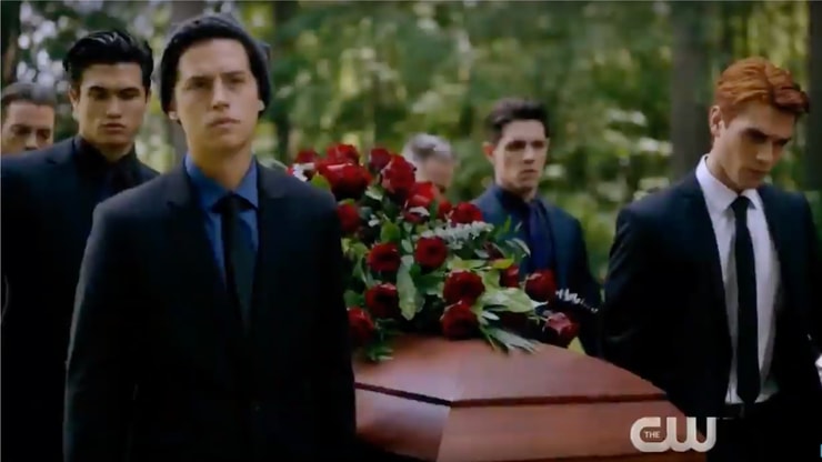 Riverdale saison 4 : les premières images de l'enterrement de Fred vont vous bouleverser