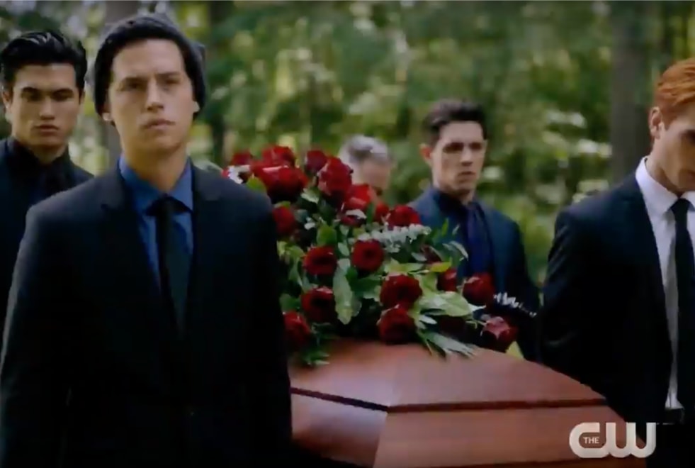 Riverdale saison 4 : les premières images de l’enterrement de Fred vont vous bouleverser
