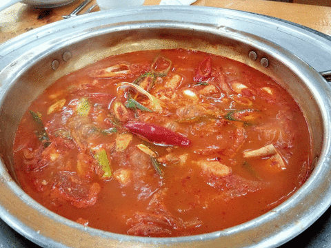 Une bouillabaisse (une soupe de poissons avec des croûtons à la rouille)