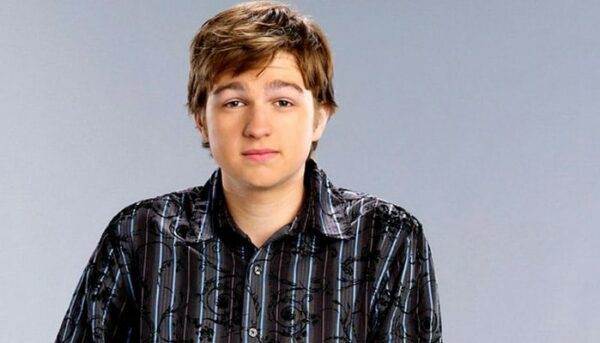 Angus T. Jones Mon Oncle Charlie