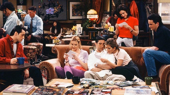 les héros de la série Friends au Central Perk