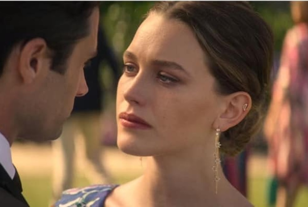 YOU : Victoria Pedretti révèle que la scène de sexe entre Joe et Love l’a mise mal à l’aise